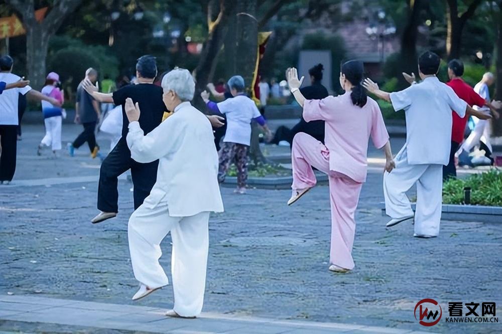 65岁大爷一年后血管斑块消失！坚持3个习惯，斑块或可慢慢消除